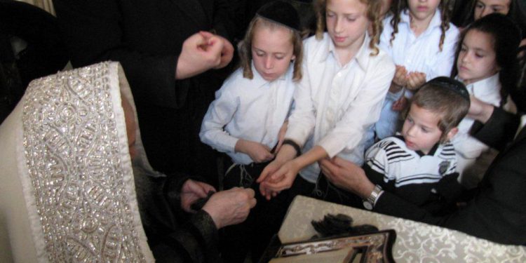 ילדי תלמוד תורה "תורת אמת"-שטפנשט בקבלת מטבע לברכה אצל כ"ק מרן אדמו"ר משומרי אמונים זיעי"א