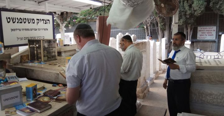 נציג ממשלתי בשטפנשט: היועץ המשפטי לממשלה בתפילה על קבר הצדיק בגבעתיים