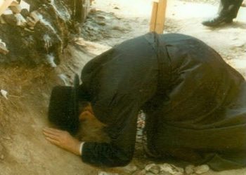 הצדיק מריבניץ משתטח על קבר הצדיק משטפנשט
