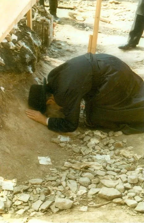 הצדיק מריבניץ משתטח על קבר הצדיק משטפנשט