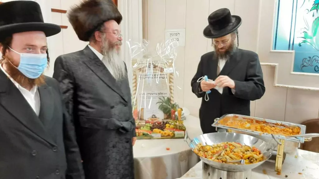 הרה"ג רבי אברהם יעקב סלמון רב דקהל שטפנשט, עם הרב משה  חריטן מנכ"ל משרדי שטפנשט, בחתונת ר' קלמן בורשטיין 