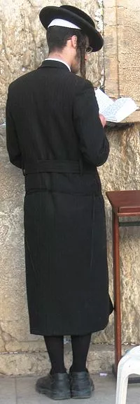 בחור חרדי מתפלל. קרדיט: ויקיפדיה
