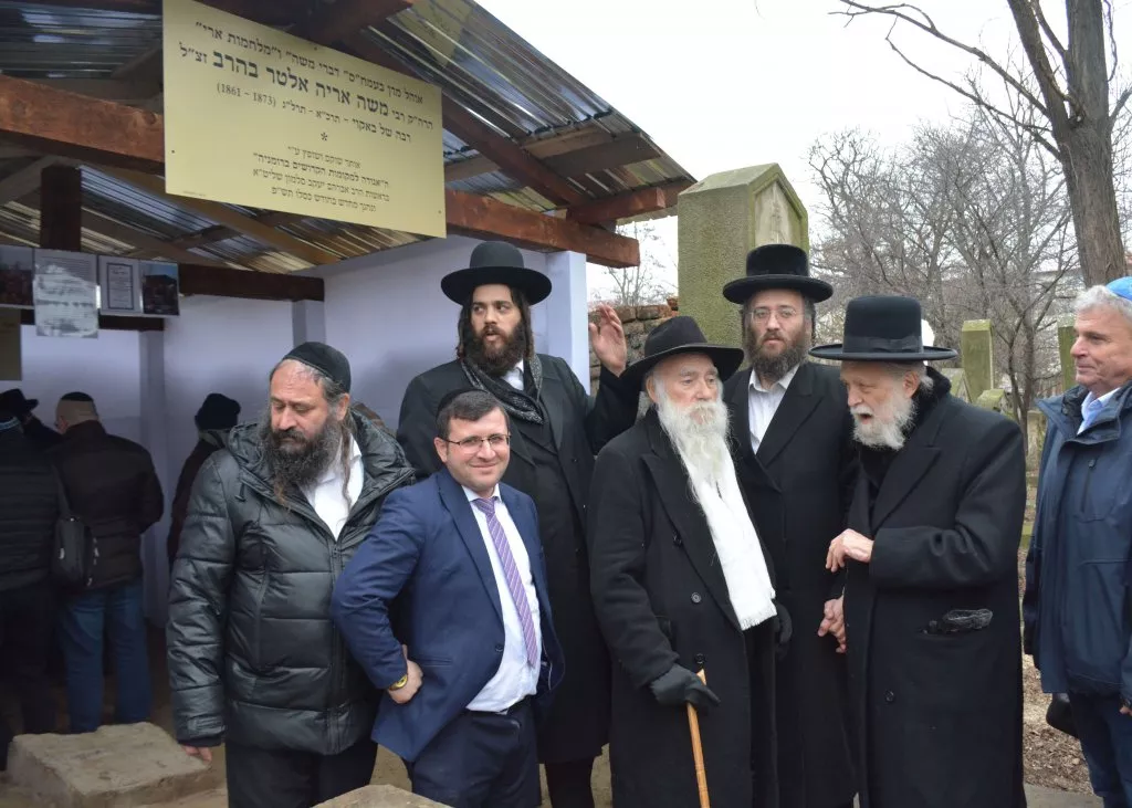 האוהל החדש שהוקם בבית העלמין העתיק בבאקוי על ידי אגודת המקומות הקדושים ברומניה