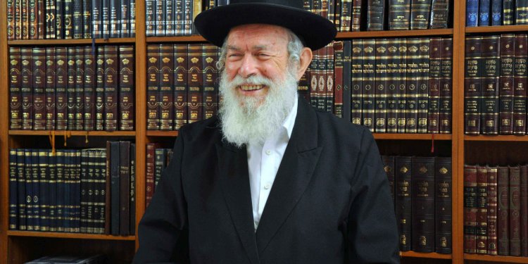 הגר"י זילברשטיין חותם על שטר השליחות לכבוד הצדיק משטפנשט