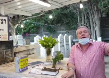 ישראל פרנס בקבר הצדיק משטפנשט במוצאי ההילולא ה-87