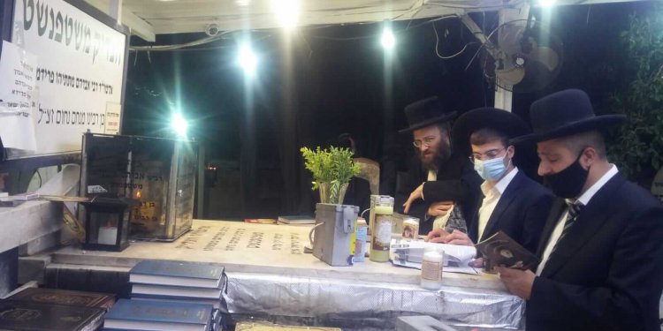 הרב שלוש אב"ד חיפה בתיקון חמישי בקבר הצדיק משטפנשט