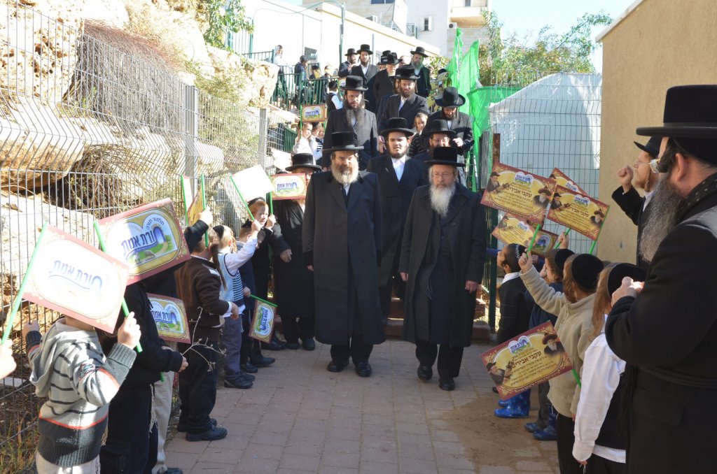 האדמו"ר מסאדיגורה מבקר במרכז החינוכי שטפנשט אלעד