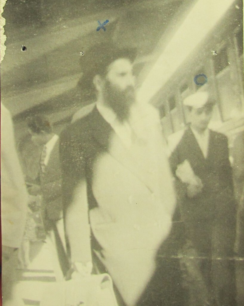 הגאון רבי שמואל טוביאס בתחנת הרכבת בבוקרשט רומניה - כפי שצולם על ידי הסקוריטטה