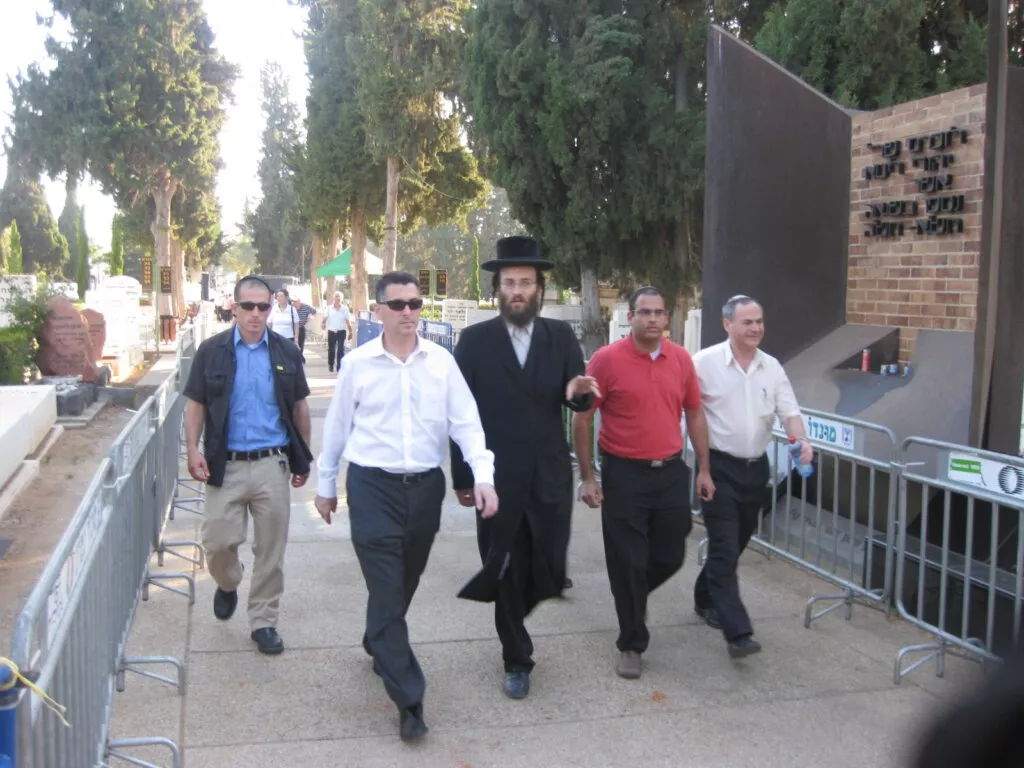 גדעון סער בקבר הצדיק משטפנשט 2