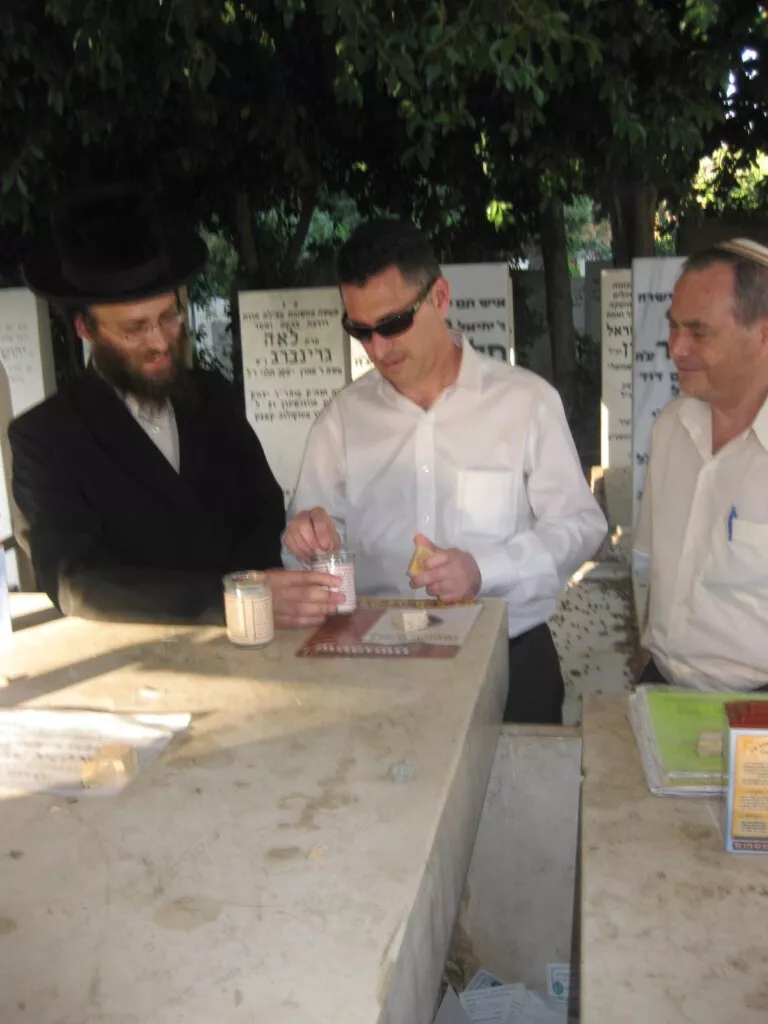 גדעון סער בקבר הצדיק משטפנשט מדליק נר