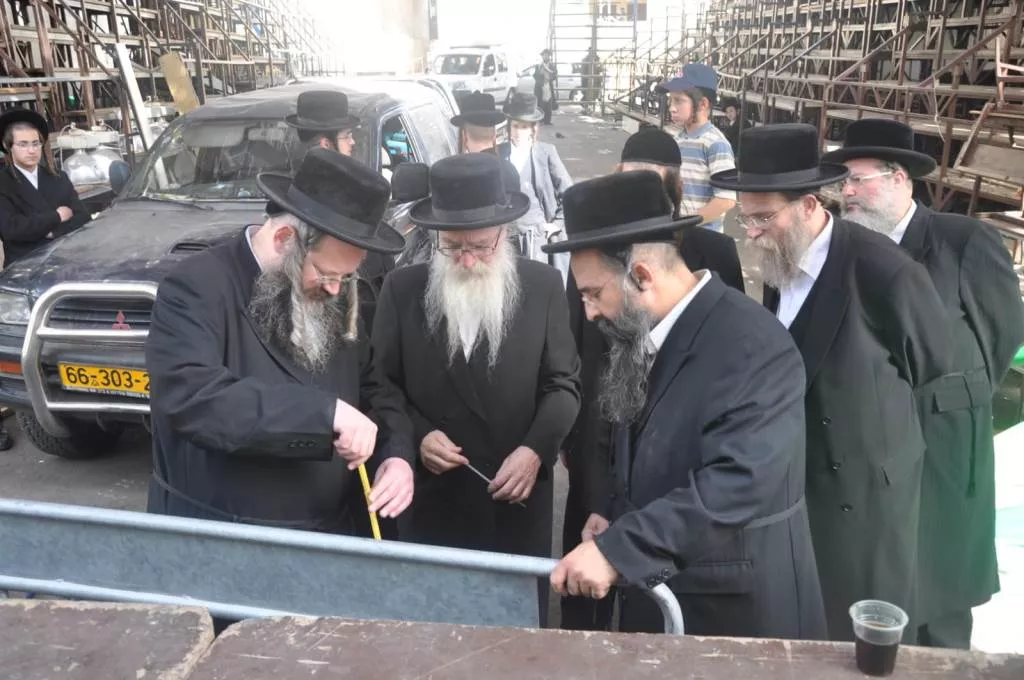 הגאון הצדיק רבי טוביה אריה טוביאס זצ''ל. אבל כבד
