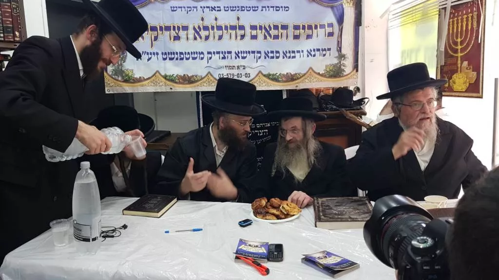 אדמו''ר מניקלשבורג בהילולת הצדיק משטפנשט ב'ישיבה על קברו' בגבעתיים