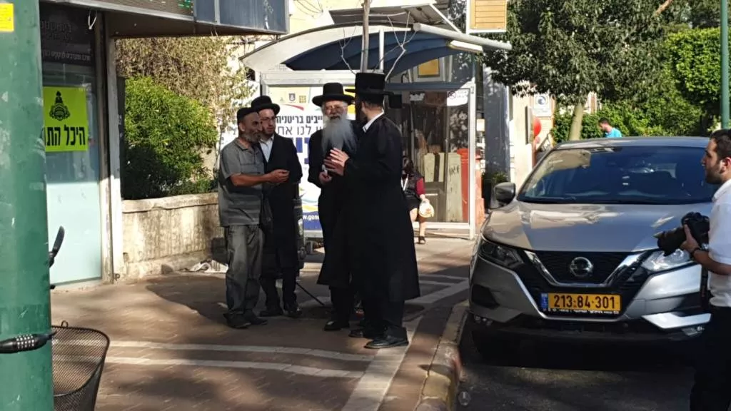 ח''כ מאיר פרוש בדרך לפקוד את קבר הצדיק משטפנשט בגבעתיים