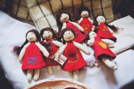 הנוכלת מרומניה. בובות רומניות בשוק המקומי