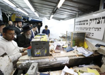 המונים בקבר הצדיק משטפנשט בליל ההילולא