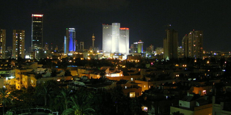 גבעתיים בלילה