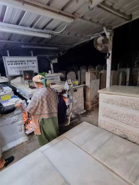 הרבנית שמחה סימי אבוחצירא, אשת הבבא סאלי, בקבר הצדיק משטפנשט. קרדיט: ארכיון שטפנשט