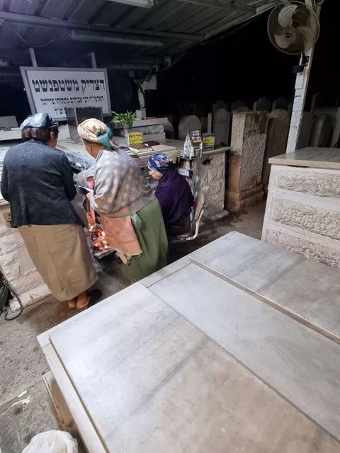 הרבנית שמחה סימי אבוחצירא, אשת הבבא סאלי, בקבר הצדיק משטפנשט. קרדיט: ארכיון שטפנשט