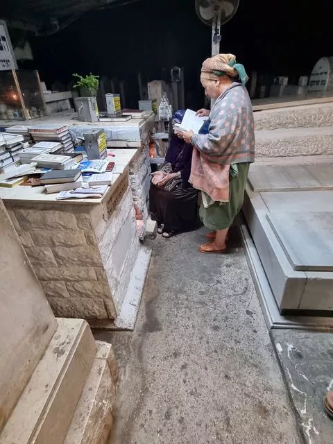 הרבנית שמחה סימי אבוחצירא, אשת הבבא סאלי, בקבר הצדיק משטפנשט. קרדיט: ארכיון שטפנשט