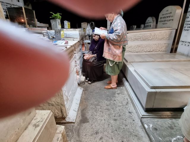 הרבנית שמחה סימי אבוחצירא, אשת הבבא סאלי, בקבר הצדיק משטפנשט. קרדיט: ארכיון שטפנשט