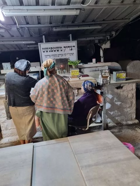 הרבנית שמחה סימי אבוחצירא, אשת הבבא סאלי, בקבר הצדיק משטפנשט. קרדיט: ארכיון שטפנשט