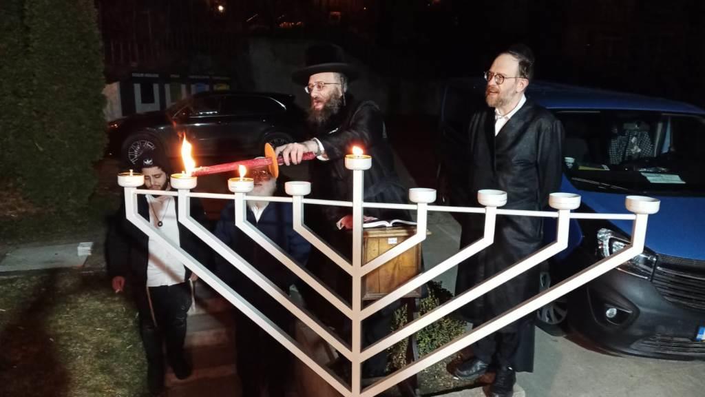 הדלקת נרות שטפנשט בבית הכנסת אורחים שטפנשט בעיר יאס. ארכיון שטפנשט