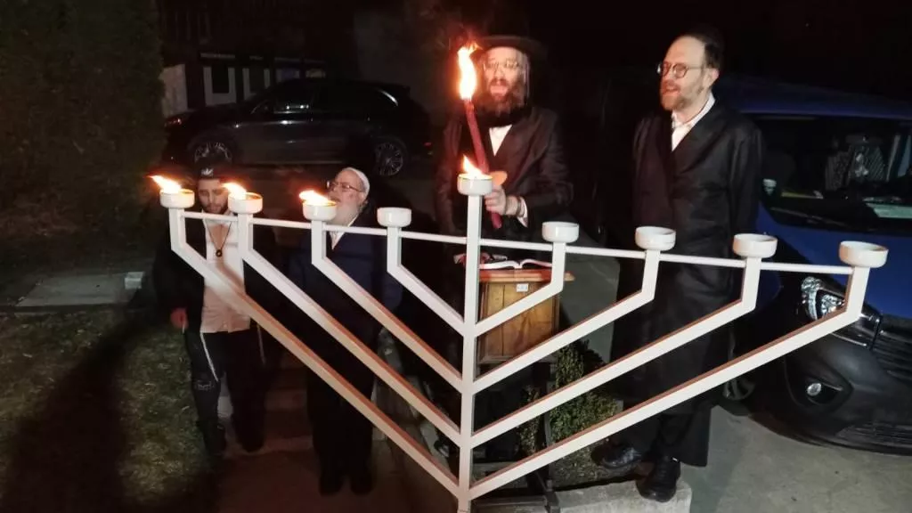 הדלקת נרות שטפנשט בבית הכנסת אורחים שטפנשט בעיר יאס. ארכיון שטפנשט