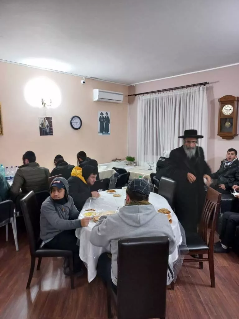 הכנסת אורחים שטפנשט יאס מארח חסידי ברסלב שהורדו מהטיסה בקישינב. קרדיט שטפנשט רומניה