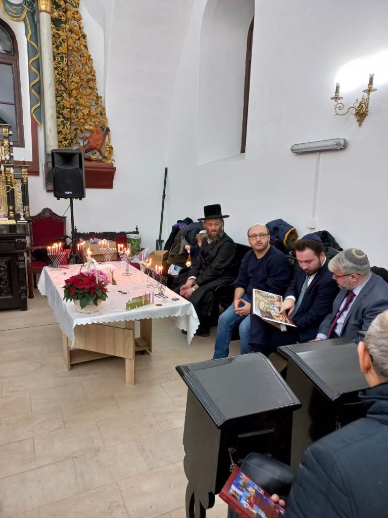 טקס הדלקת נרות חנוכה בבית הכנסת המרכזי בעיר יאס