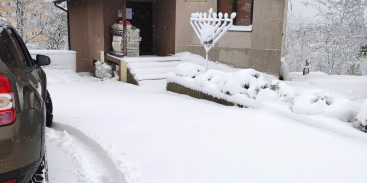 דש מרומניה. ציון האדמו"ר הראשון משטפנשט ביאס בשלג של ערב פסח
