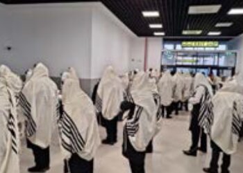 המוני חסידי באיאן נוחתים בשדה התעופה בסוצ'אבה רומניה